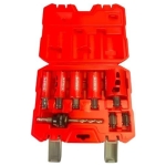 מארז פלסטיק אדום מכיל סט מקדחים, כולל חמישה מסורים לחורים גדולים, ציר עם מקדח מחובר ורכיבים קטנים נוספים — אידיאלי לשימוש עם כלי עבודה חשמליים של מותגים כמו מקיטה או דוולט.