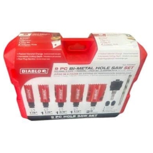 מארז פלסטיק אדום ושקוף המכיל סט מסורי חור דו-מתכתיים Diablo בן 9 חלקים, עם גודל ורכיבים מסומנים בחזית — מושלם לארגון לצד אוסף כלי העבודה דיוולט שלכם.
