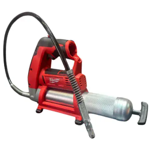 אקדח גריז אלחוטי של Milwaukee בצבעי אדום ושחור, עם צינור מתכת גמיש ומחסנית גלילית כסופה בבסיסו. כלי זה מתחרה במותגים מובילים כמו Dewalt ו-מקיטה מבחינת ביצועים ואמינות.