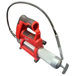 אקדח גריז אלחוטי אדום מתוצרת דיוולט עם צינור גמיש שחור וחבית מתכת כסופה, המיועד לשימון מכונות. כלי עבודה חשמליים זה כולל ידית בחלקו העליון וסוללה נוחה המצורפת אליו.