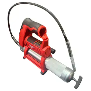 אקדח גריז אלחוטי אדום מתוצרת דיוולט עם צינור גמיש שחור וחבית מתכת כסופה, המיועד לשימון מכונות. כלי עבודה חשמליים זה כולל ידית בחלקו העליון וסוללה נוחה המצורפת אליו.