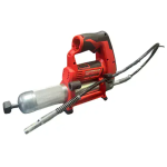 מכונת ניקוי ביוב חשמלית בצבעי אדום ושחור, הדומה לכלי עבודה של Dewalt, כוללת תוף מתכת גלילי וכבל גמיש המשתרע מהחזית, המושלם לפתיחת סתימות בצינורות.