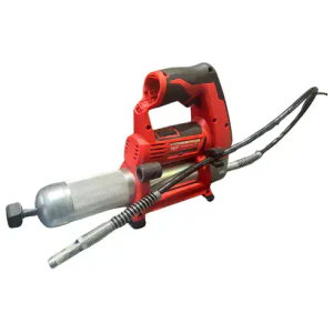 מכונת ניקוי ביוב חשמלית בצבעי אדום ושחור, הדומה לכלי עבודה של Dewalt, כוללת תוף מתכת גלילי וכבל גמיש המשתרע מהחזית, המושלם לפתיחת סתימות בצינורות.